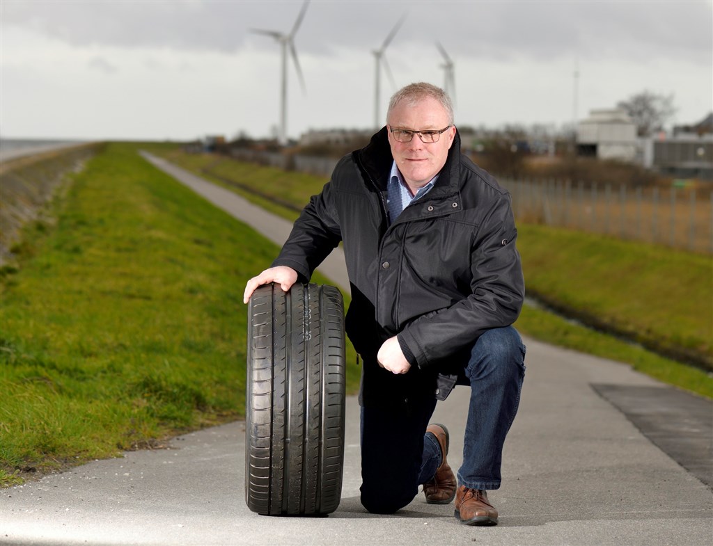 Det er ved at være tid til at skifte til sommerdæk, på den måde skåner man sine gode vinterdæk til næste sæson, siger Dækimportørforeningens formand Kenneth Saust.
(Foto: Michael Eisenberg)